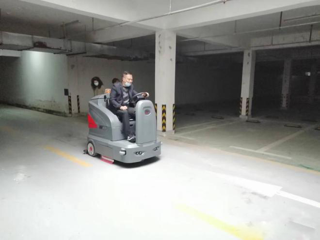 呼伦贝尔小区物业保洁不用人力改用驾驶式洗地机了